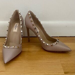 VALENTINO GARAVANI Rockstud Grained Leather Pumps in Poudre Powder Pink NEW - 36